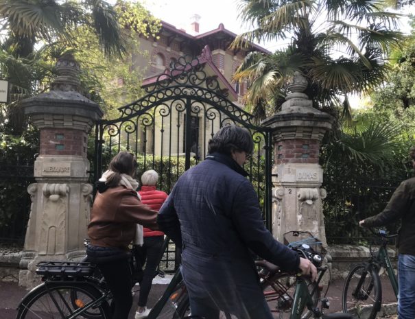 à vélo électrique en ville d'hiver