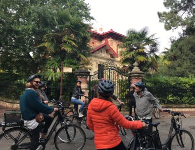 en vélo devant Villa A Dumas