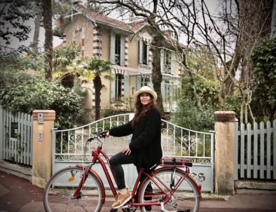 en visite vélo en ville d'hiver en février